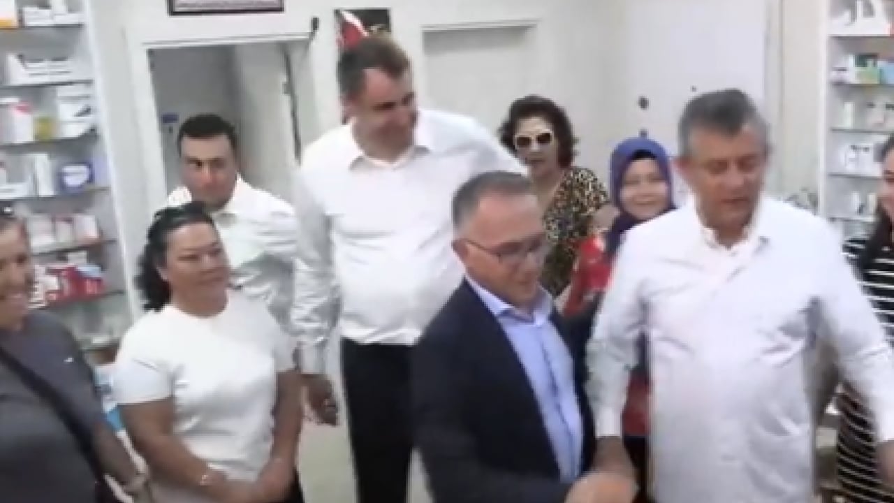 Foto - CHP’yi batıran Özel, 19 yıl sonra özüne döndü! Devrik liderden İzmir'de numunelik tiyatro
