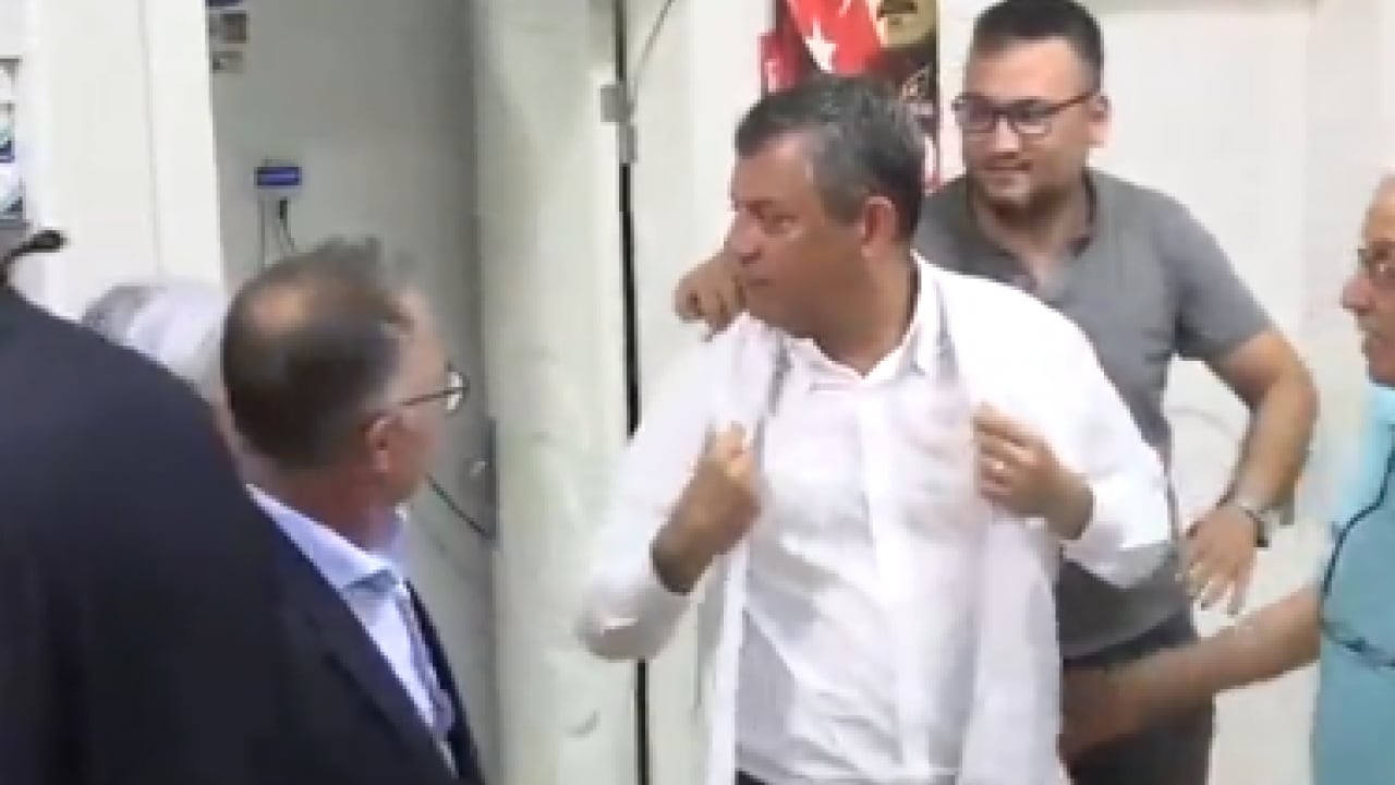 Foto - CHP’yi batıran Özel, 19 yıl sonra özüne döndü! Devrik liderden İzmir'de numunelik tiyatro