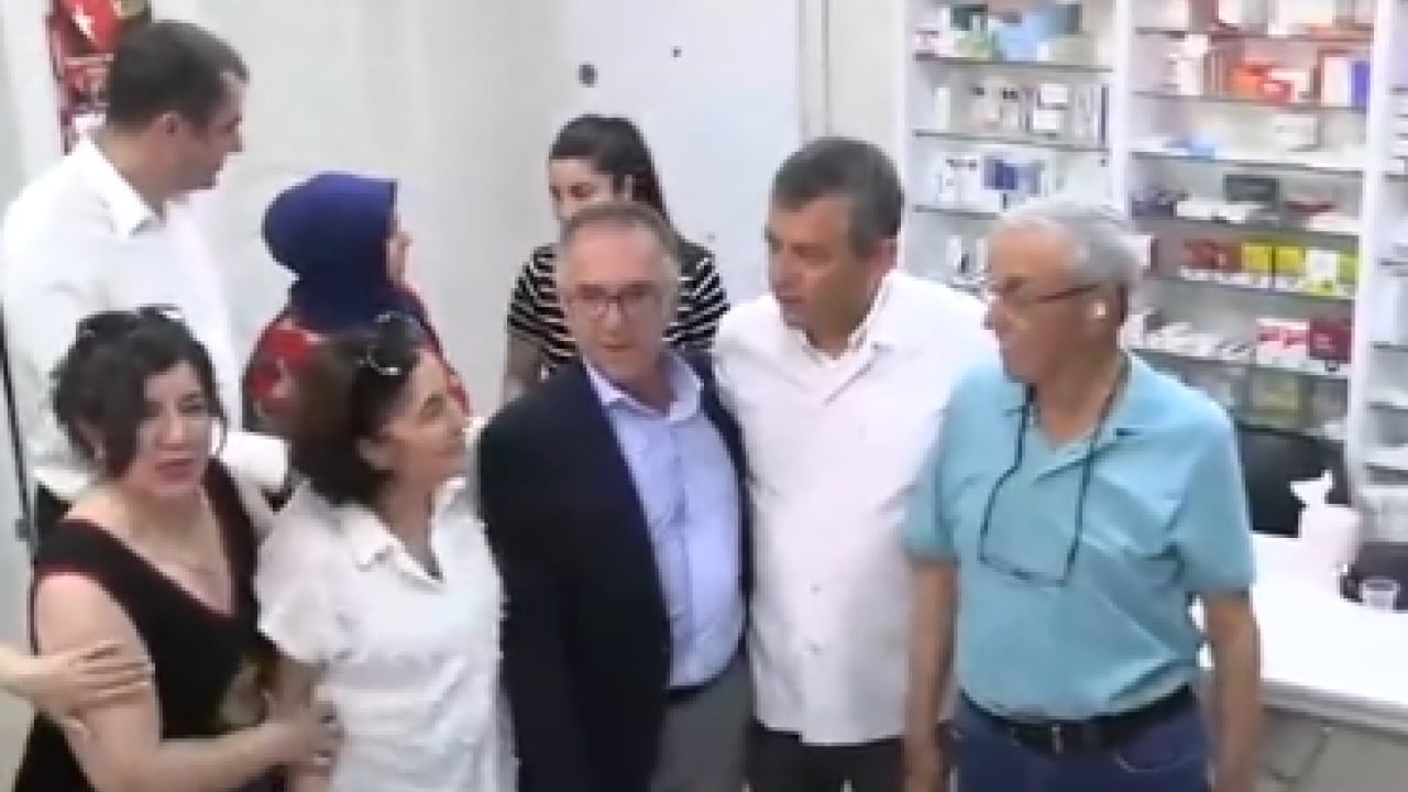 Foto - CHP’yi batıran Özel, 19 yıl sonra özüne döndü! Devrik liderden İzmir'de numunelik tiyatro