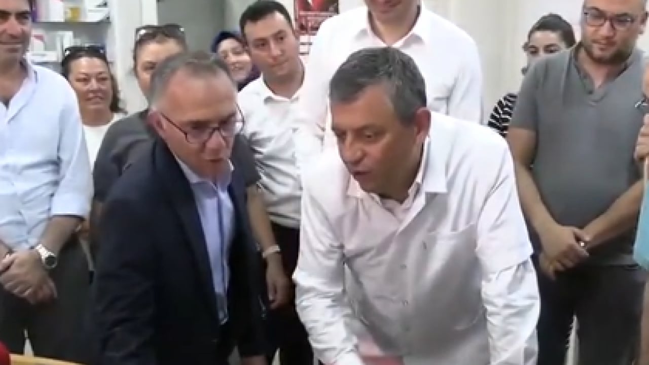 Foto - CHP’yi batıran Özel, 19 yıl sonra özüne döndü! Devrik liderden İzmir'de numunelik tiyatro