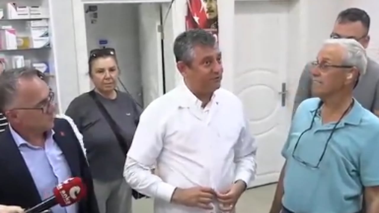 Foto - CHP’yi batıran Özel, 19 yıl sonra özüne döndü! Devrik liderden İzmir'de numunelik tiyatro