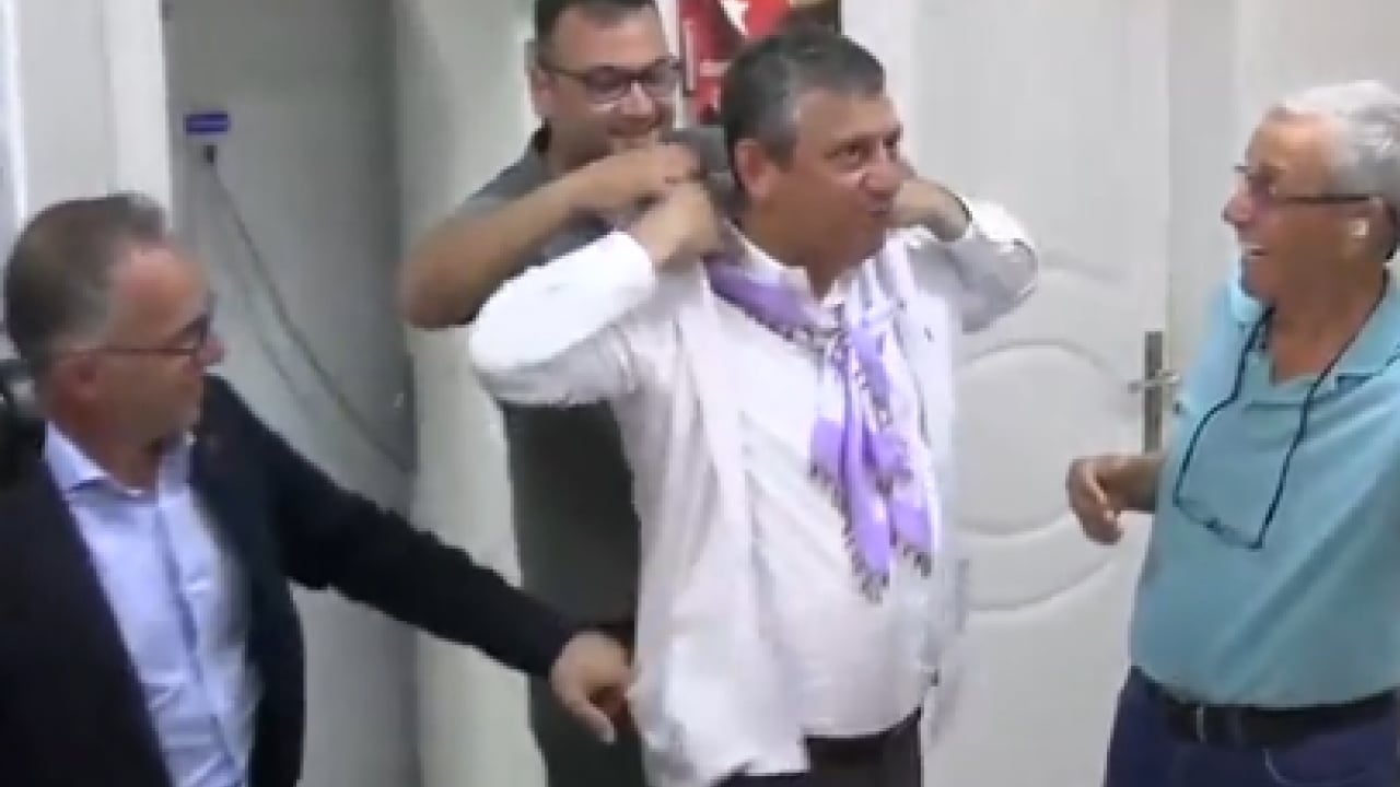 Foto - CHP’yi batıran Özel, 19 yıl sonra özüne döndü! Devrik liderden İzmir'de numunelik tiyatro