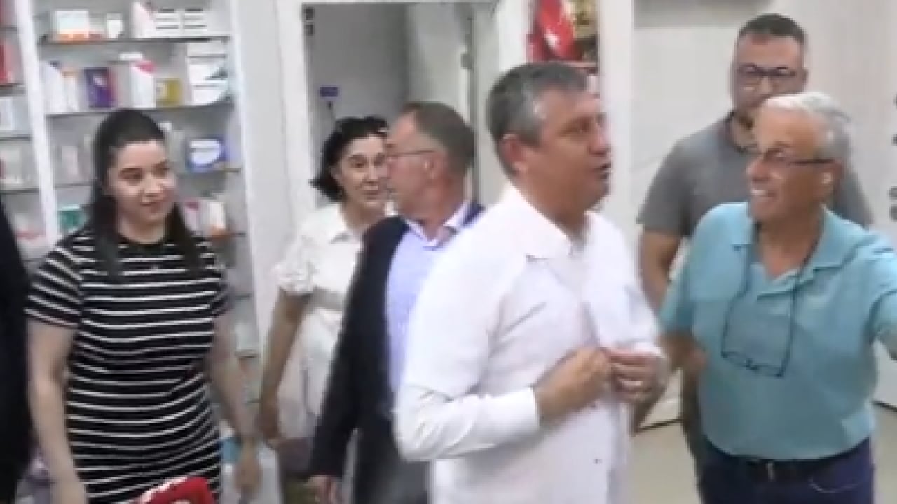 Foto - CHP’yi batıran Özel, 19 yıl sonra özüne döndü! Devrik liderden İzmir'de numunelik tiyatro