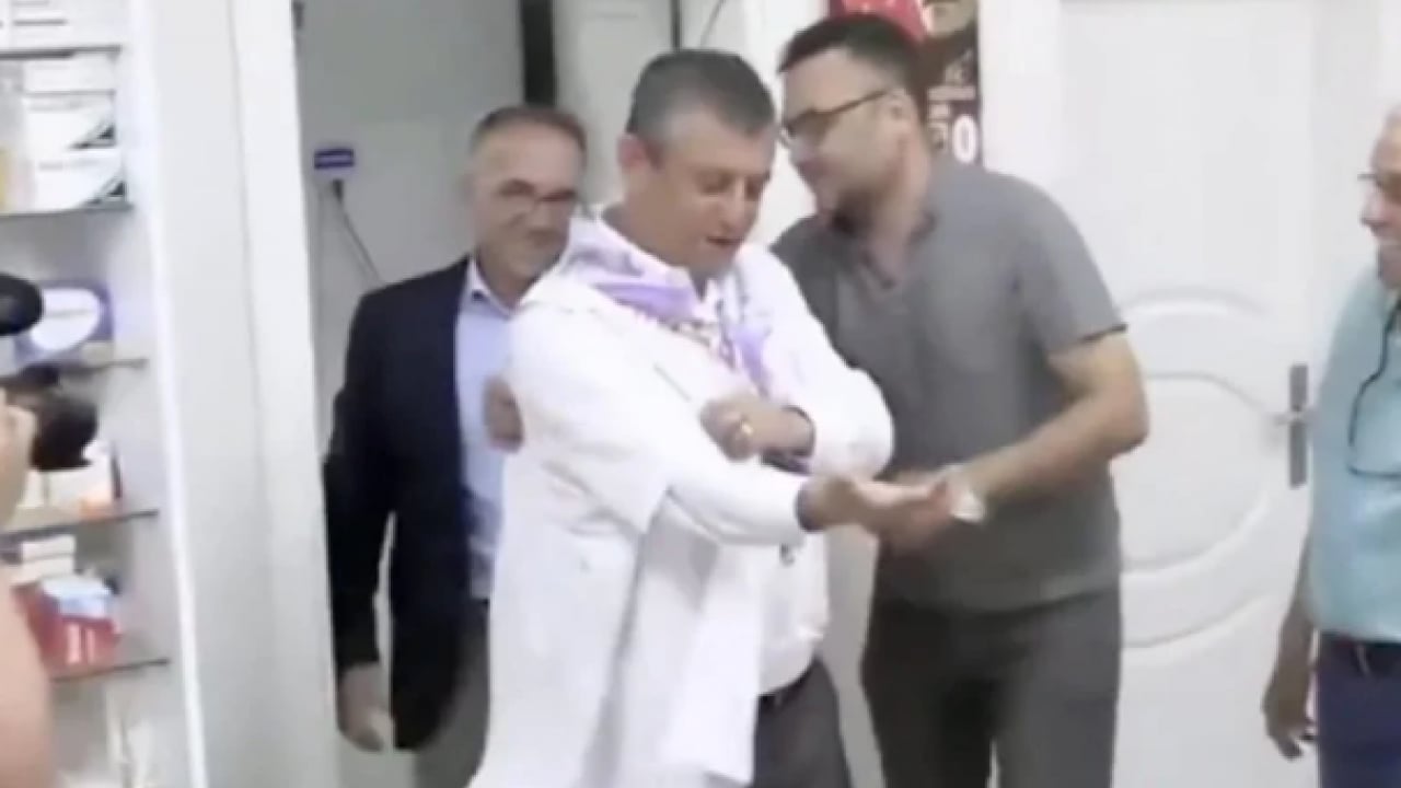 Foto - CHP’yi batıran Özel, 19 yıl sonra özüne döndü! Devrik liderden İzmir'de numunelik tiyatro