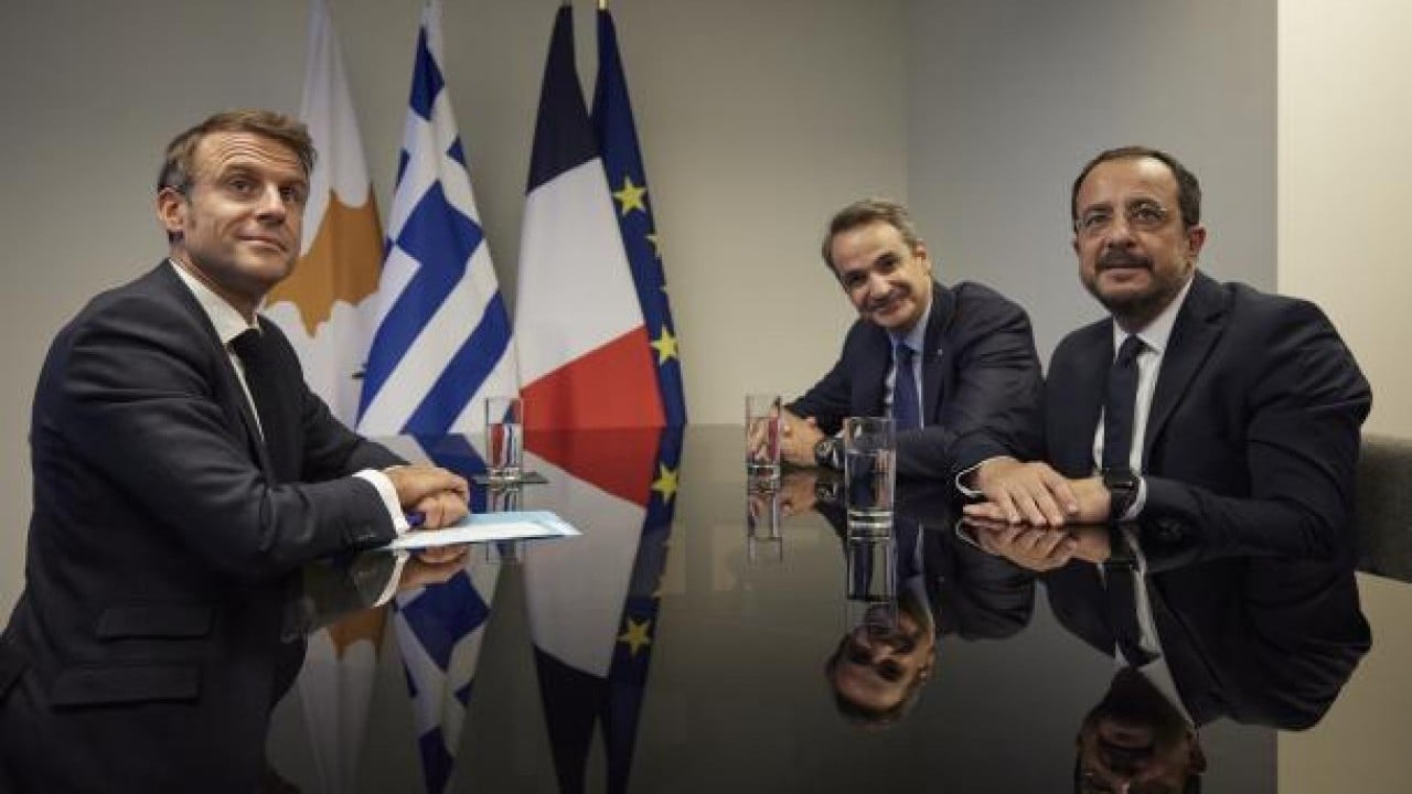 Foto - Christodoulides'i ürküten uyarı: Ona güvenme, tehdit Türkiye'den gelirse telefonlarına bile çıkmayacak