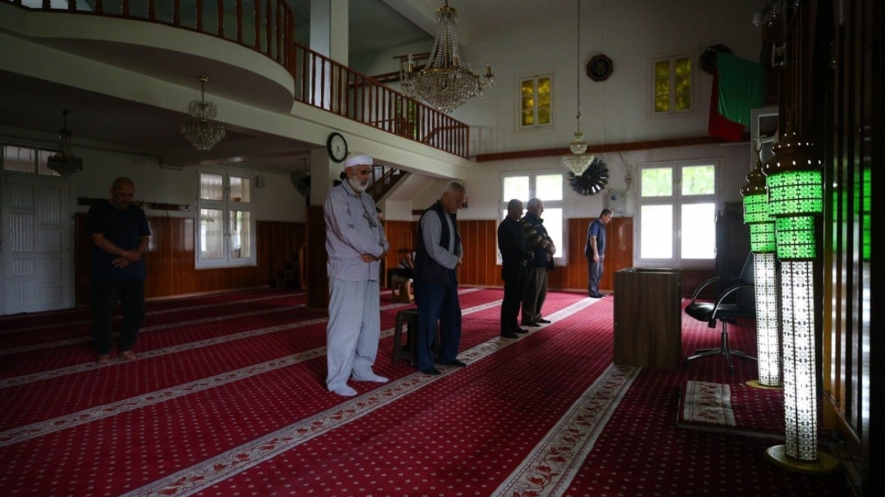 Foto - Çiçek kokuları baş döndürüyor Sarmaşık kaplı botanik bahçesi gibi cami