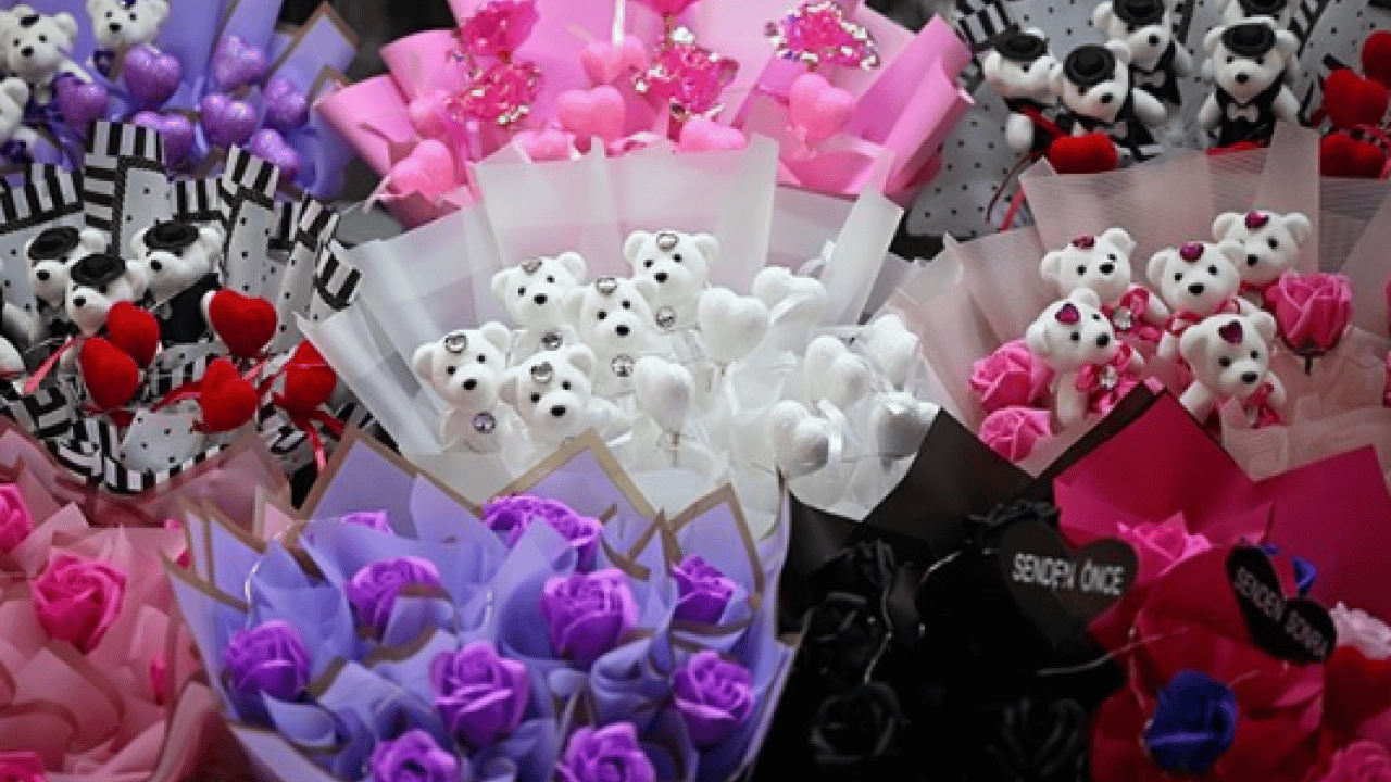 Çiçekçilerde 14 Şubat mesaisi! Bakın en çok hangisi tercih eidliyor