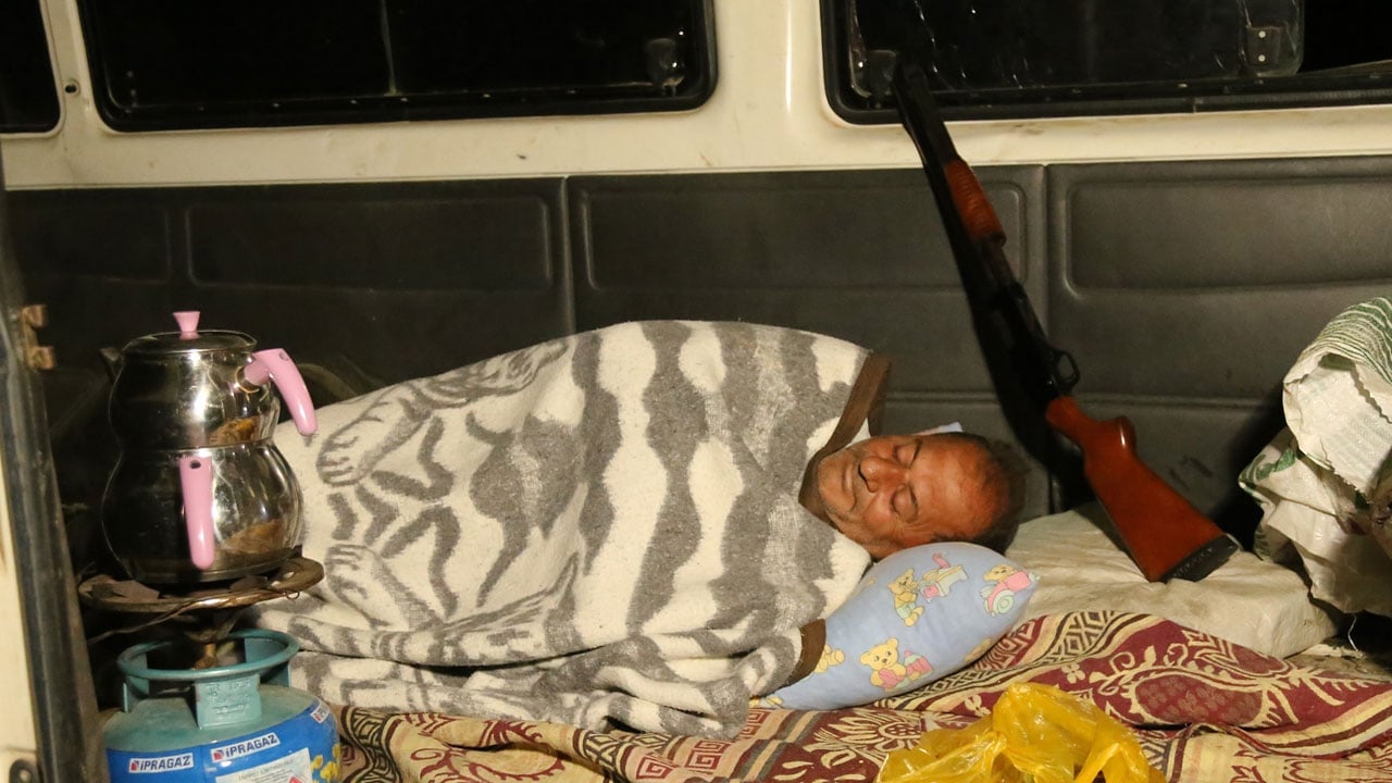 Foto - Çiftçiler nöbet tutuyor! Bir yıllık emek çalınmasın diye uyumuyorlar