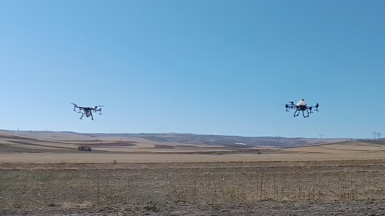 Foto - Çiftçinin maliyetini yarı yarıya düşürdü! Dron ve tarım robotunu senkronize etti
