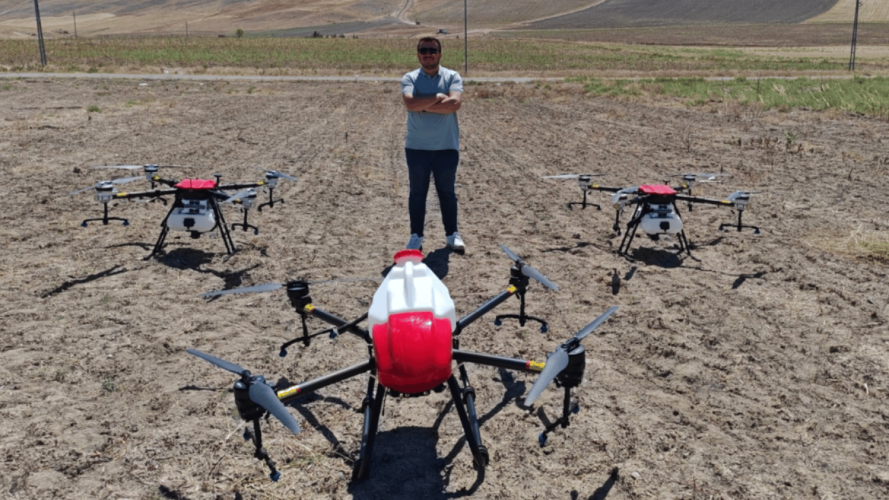 Çiftçinin maliyetini yarı yarıya düşürdü! Dron ve tarım robotunu senkronize etti