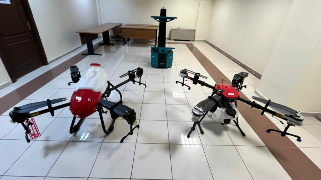 Foto - Çiftçinin maliyetini yarı yarıya düşürdü! Dron ve tarım robotunu senkronize etti