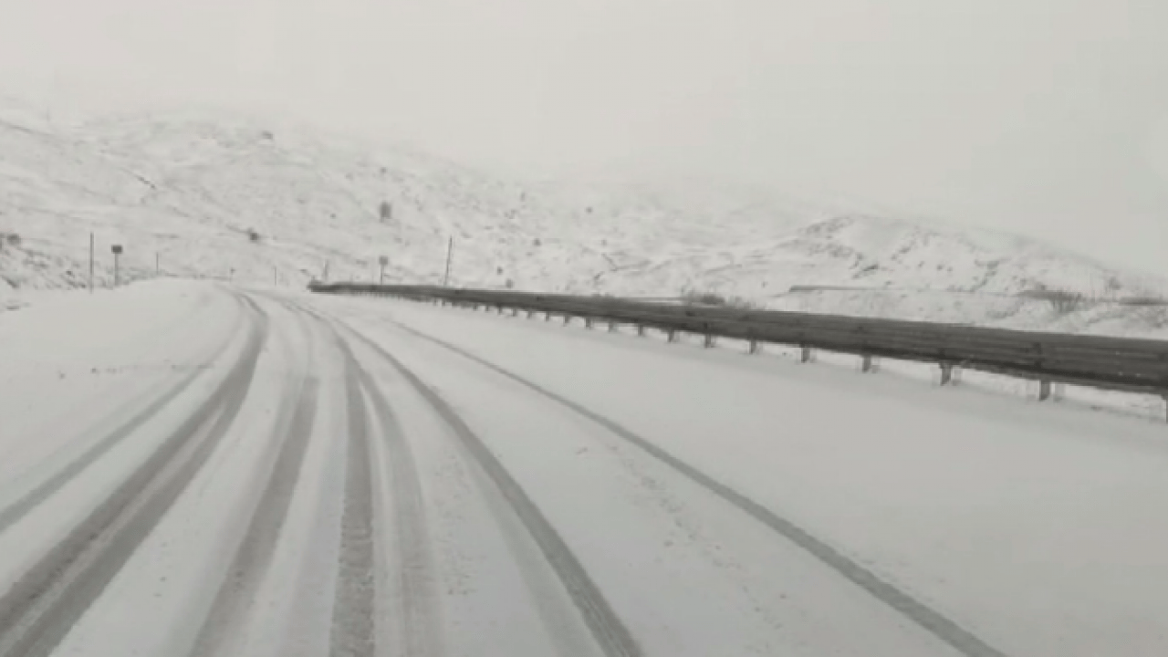 Foto - Çığ düştü, araçlar yolda kaldı! Kop Dağı Geçidi'nde geçişler durduruldu