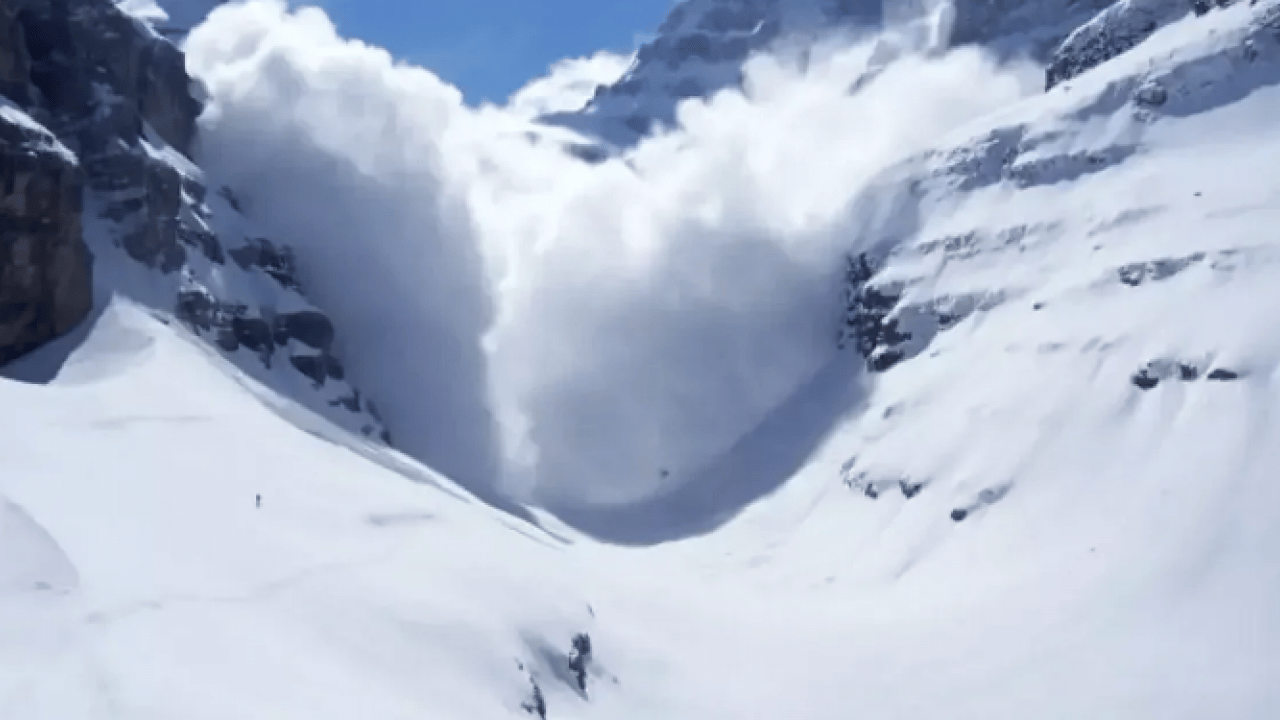 Foto - Çığ düştü, araçlar yolda kaldı! Kop Dağı Geçidi'nde geçişler durduruldu