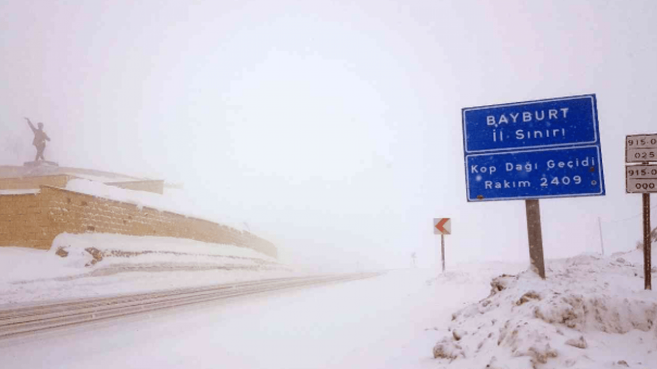 Foto - Çığ düştü, araçlar yolda kaldı! Kop Dağı Geçidi'nde geçişler durduruldu