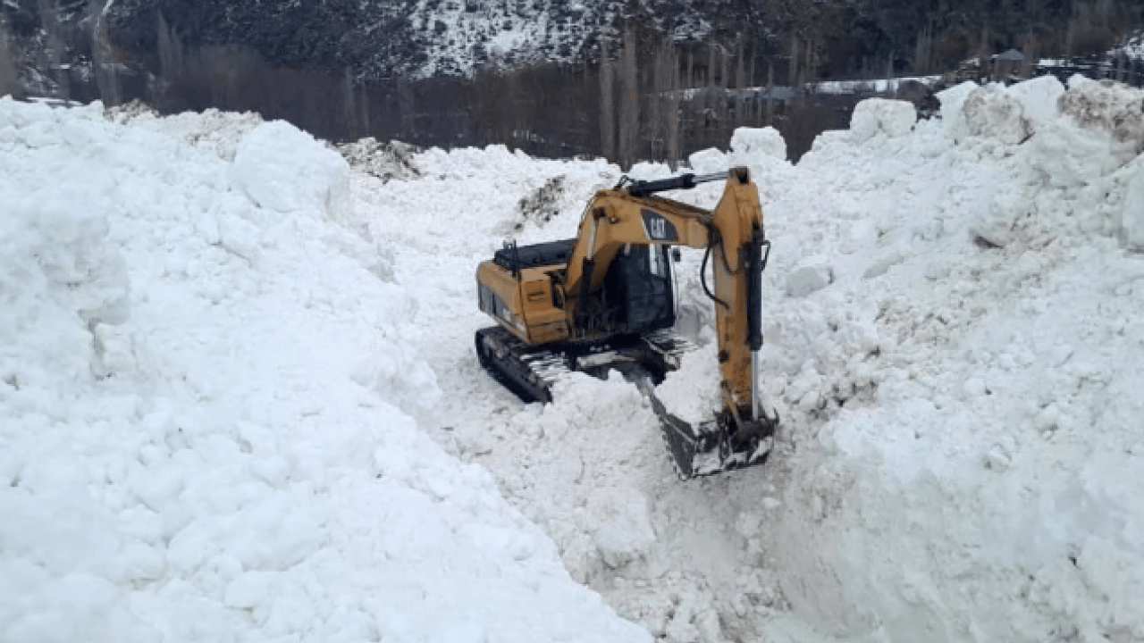 Foto - Çığ felaketi! Meyve bahçeleri zarar gördü, yol kapandı