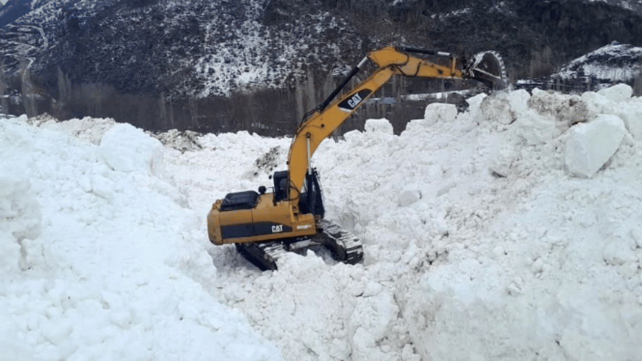 Foto - Çığ felaketi! Meyve bahçeleri zarar gördü, yol kapandı