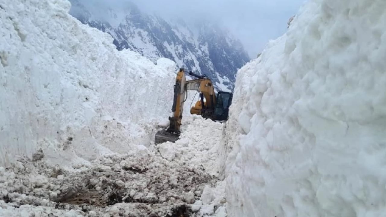 Foto - Çığ felaketi! Meyve bahçeleri zarar gördü, yol kapandı