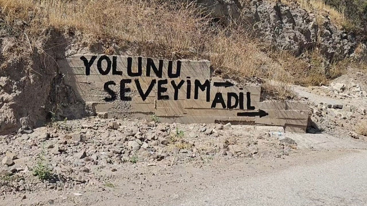 Foto - CHP’li başkana 8 yıldır tamir edilmeyen bozuk yol tepkisi: Yolunu seveyim Adil
