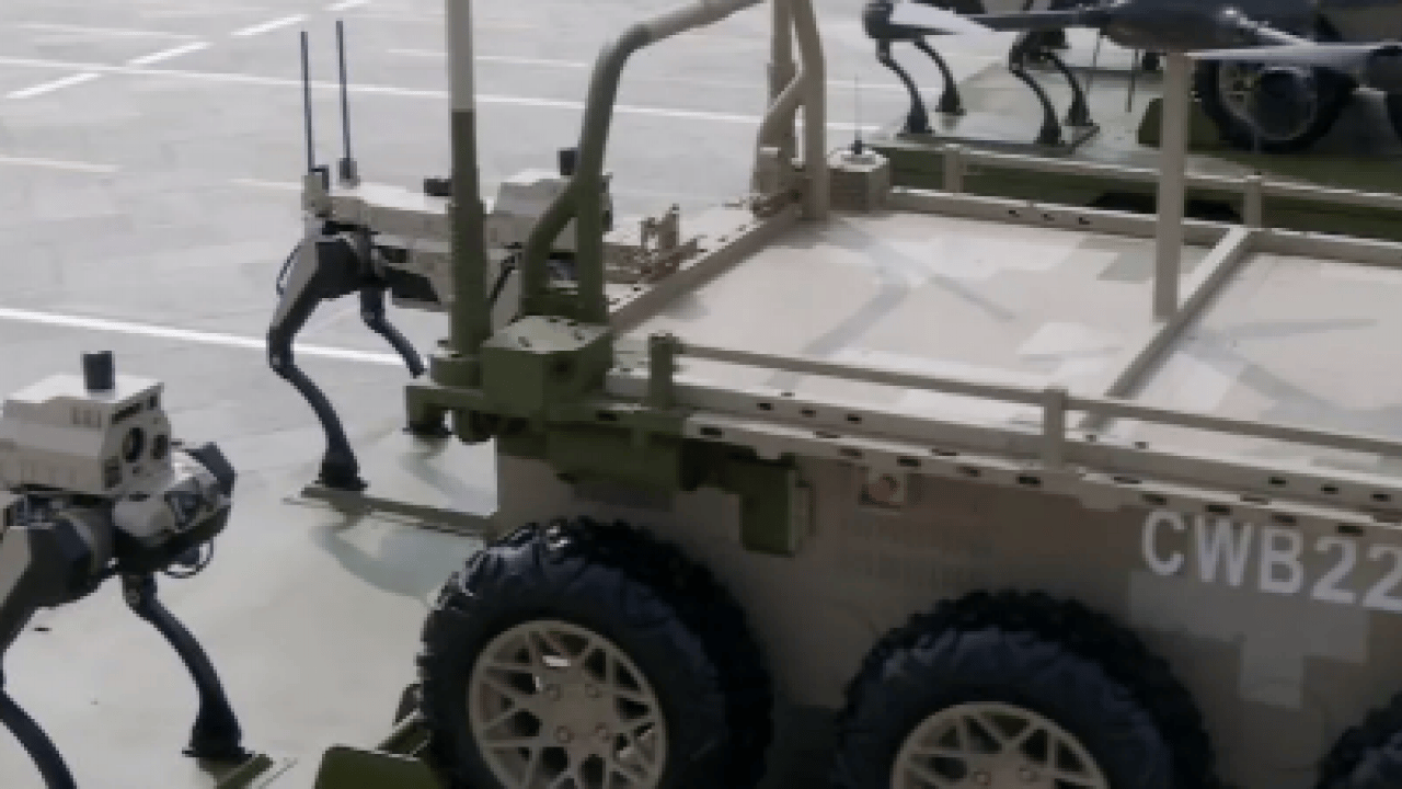 Foto - Çin çamaşır, bulaşık yıkayan, yemek yapabilen ev robotu yerine şimdi de 'robot kurt'unu tanıttı