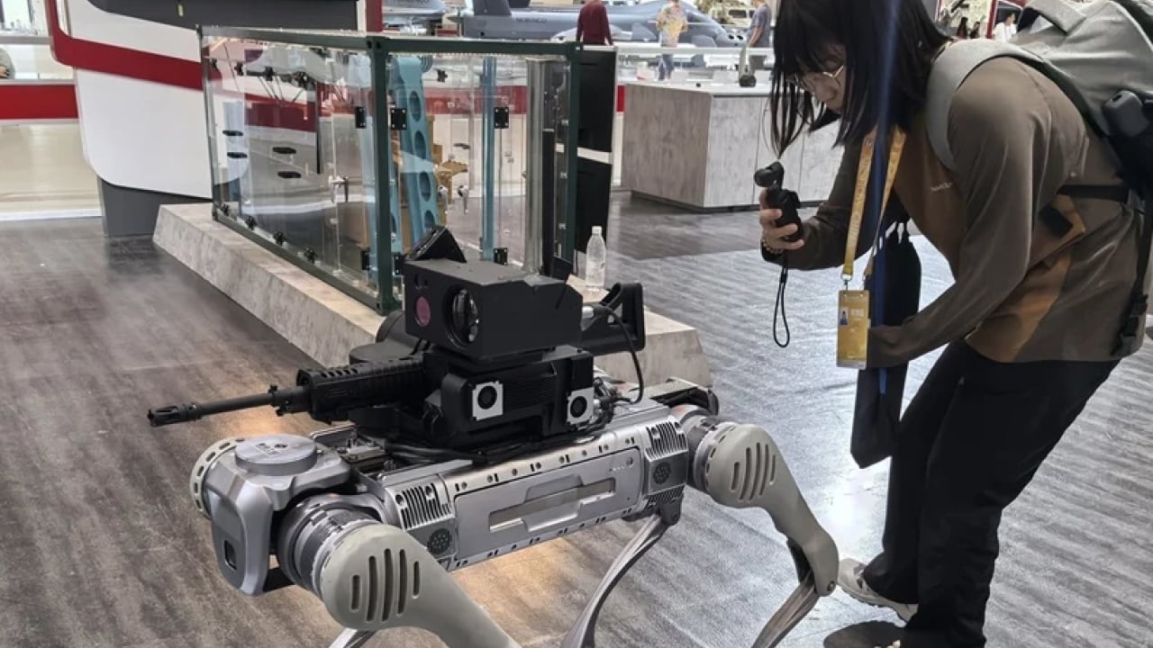 Foto - Çin çamaşır, bulaşık yıkayan, yemek yapabilen ev robotu yerine şimdi de 'robot kurt'unu tanıttı
