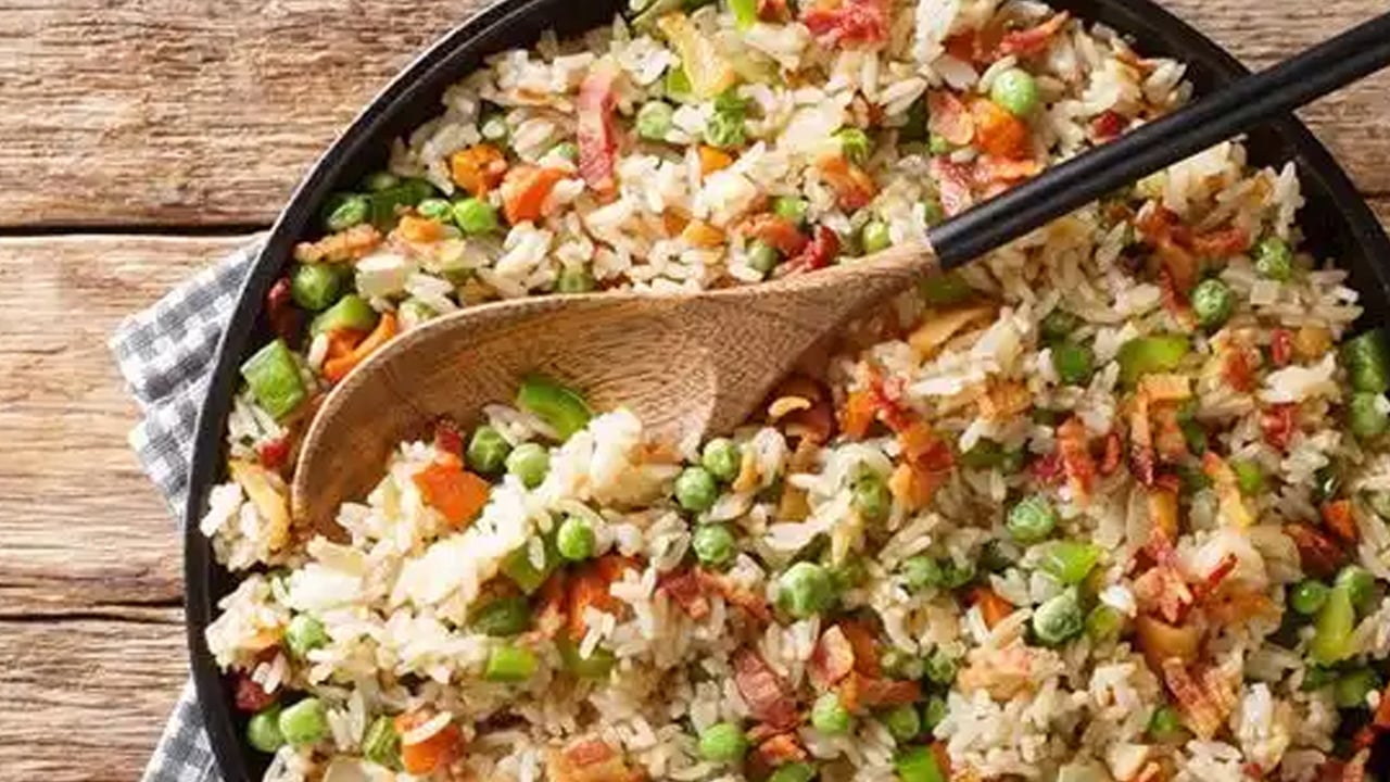 Çin pilavı yapımı konusunda vakit ayıramayanlara pratik yöntemler! Takdir toplayan yemek