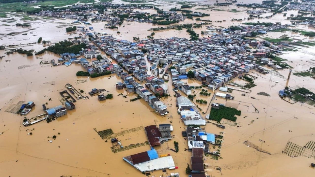 Çin sele teslim! Onlarca kişi hayatını kaybetti 