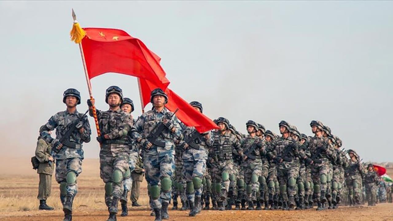Foto - Çin'de general kıyımı! Üyelikleri azledildi