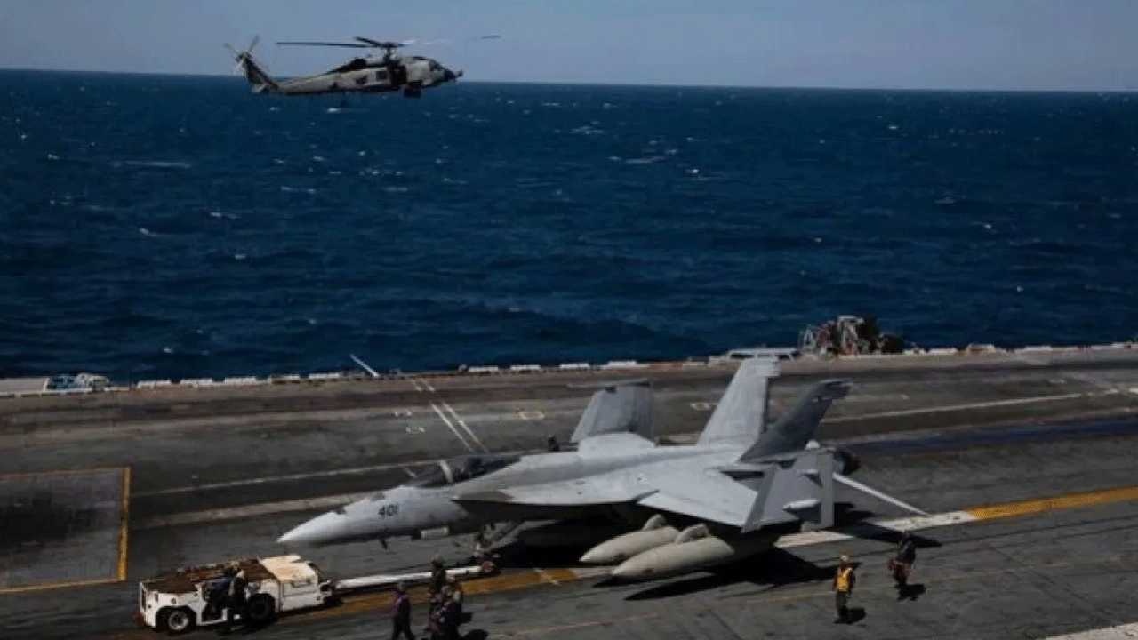 Foto - Çin’e gözdağı verecekti… ABD savaş uçağı ve helikopteri denizin dibini boyladı!