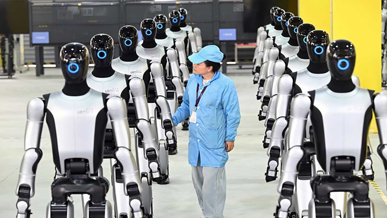 Foto - Çinli insansı robotlar uçak fabrikalarına giriyor