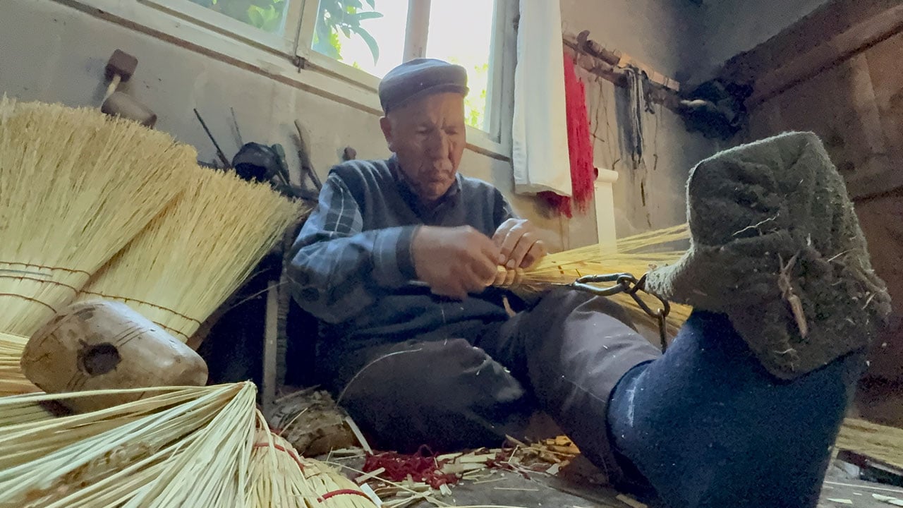 Foto - Çırak yok, o meslek tehlikede! Kemal Dede ekmeğini ottan çıkarıyor