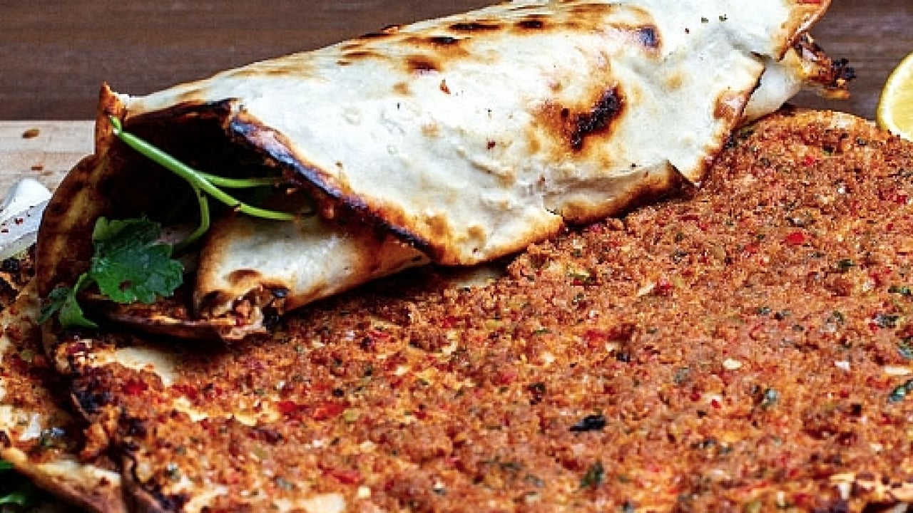 Foto - Çıtır çıtır ve soğanına kadar tüm püf noktaları... Ev yapımı en kolay lahmacun tarifi