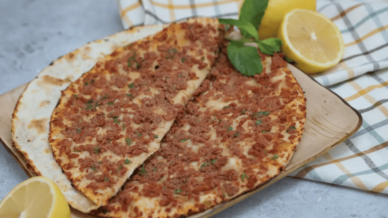 Foto - Çıtır çıtır ve soğanına kadar tüm püf noktaları... Ev yapımı en kolay lahmacun tarifi