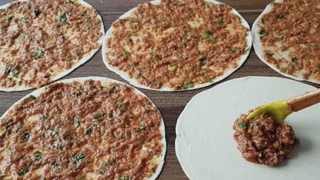 Foto - Çıtır çıtır ve soğanına kadar tüm püf noktaları... Ev yapımı en kolay lahmacun tarifi