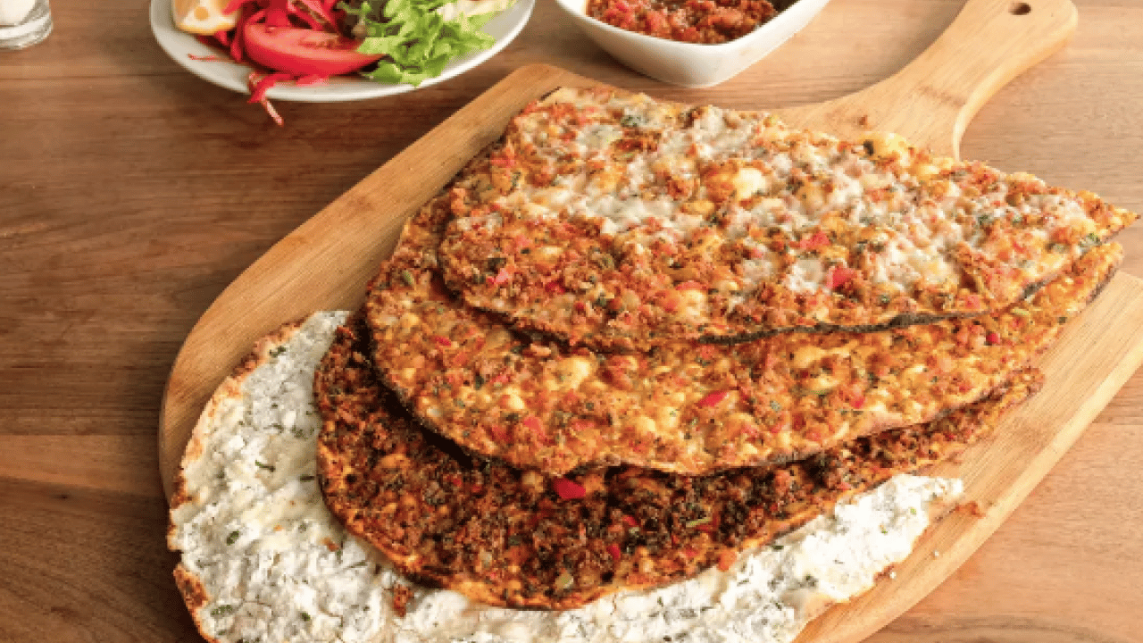 Foto - Çıtır çıtır ve soğanına kadar tüm püf noktaları... Ev yapımı en kolay lahmacun tarifi