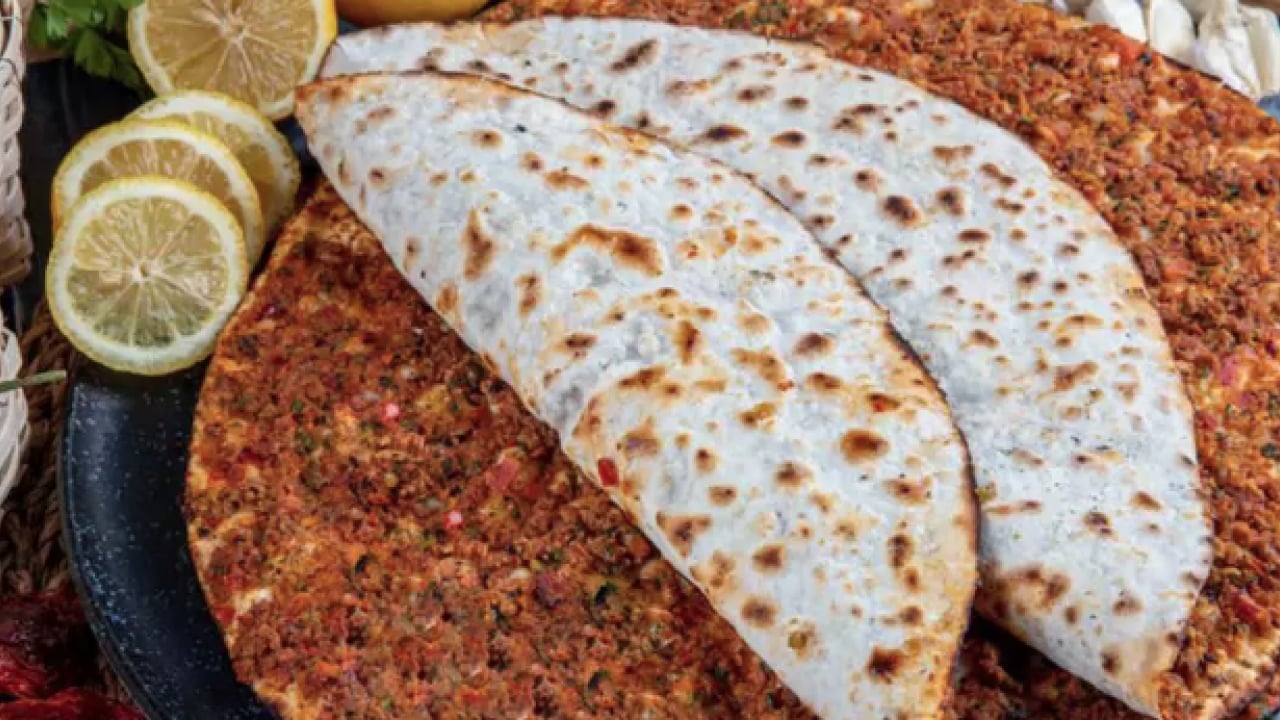 Foto - Çıtır çıtır ve soğanına kadar tüm püf noktaları... Ev yapımı en kolay lahmacun tarifi