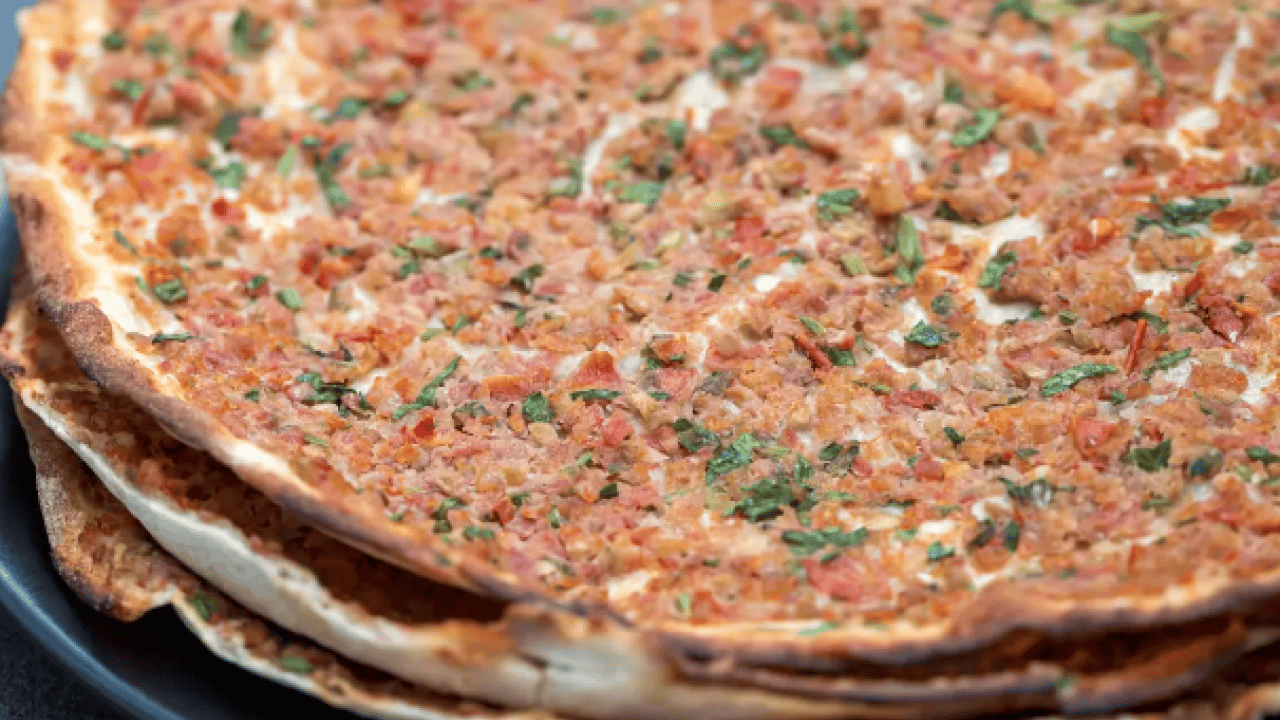 Foto - Çıtır çıtır ve soğanına kadar tüm püf noktaları... Ev yapımı en kolay lahmacun tarifi