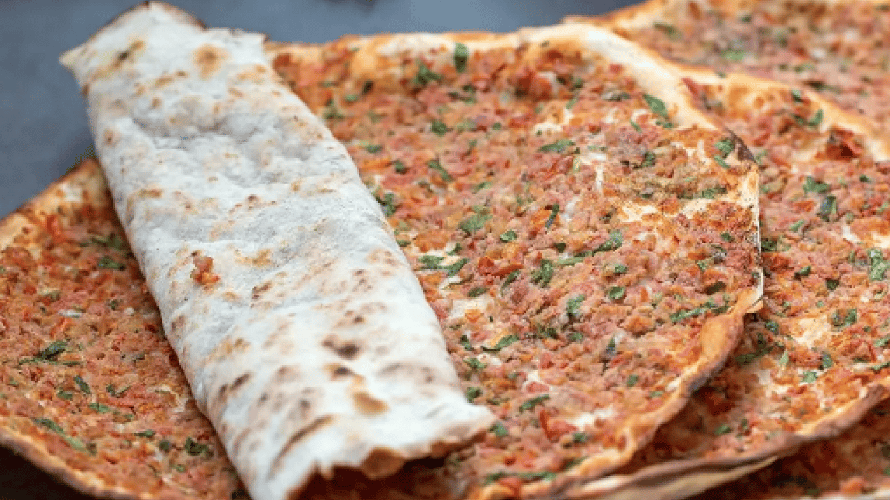 Foto - Çıtır çıtır ve soğanına kadar tüm püf noktaları... Ev yapımı en kolay lahmacun tarifi