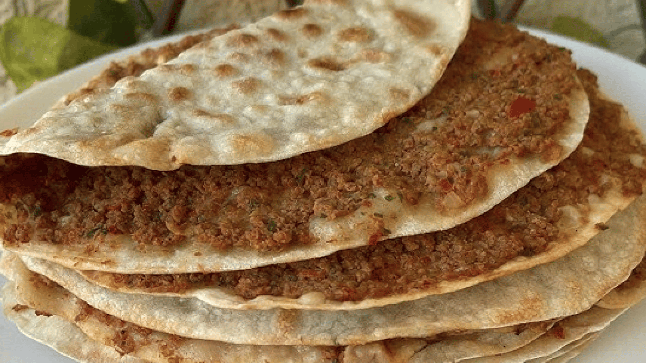 Foto - Çıtır çıtır ve soğanına kadar tüm püf noktaları... Ev yapımı en kolay lahmacun tarifi