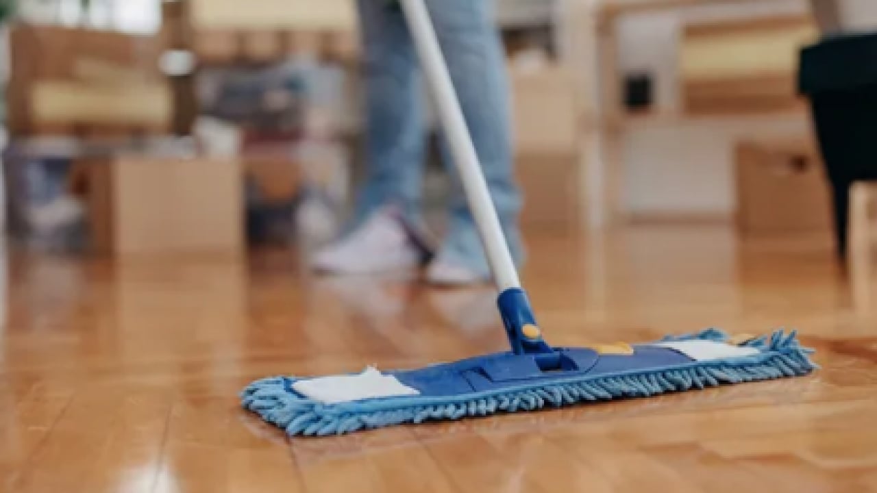 Foto - Çizikler tarih olacak: Parkeleri cam gibi parlatan ve toz tutmayan gizli formül!