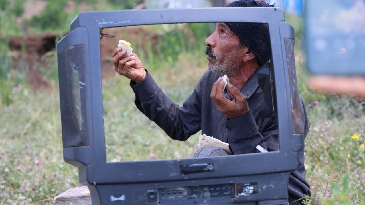 Foto - Çobanın hikayesini duyanlar şaşırıyor! Eski televizyon kasasıyla gelen şöhret yolculuğu