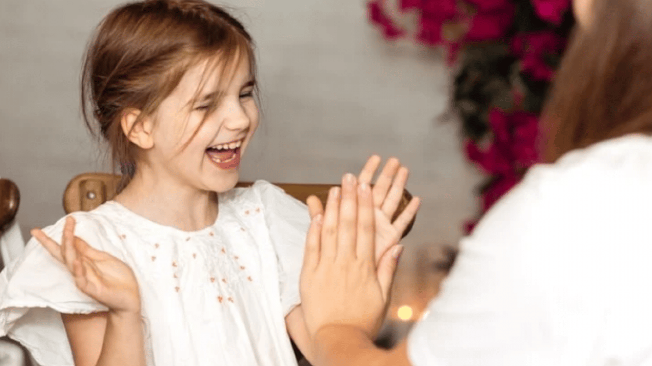 Çocuğa sürekli aferin diyenler dikkat: Uzmanlardan iletişim uyarısı geldi!