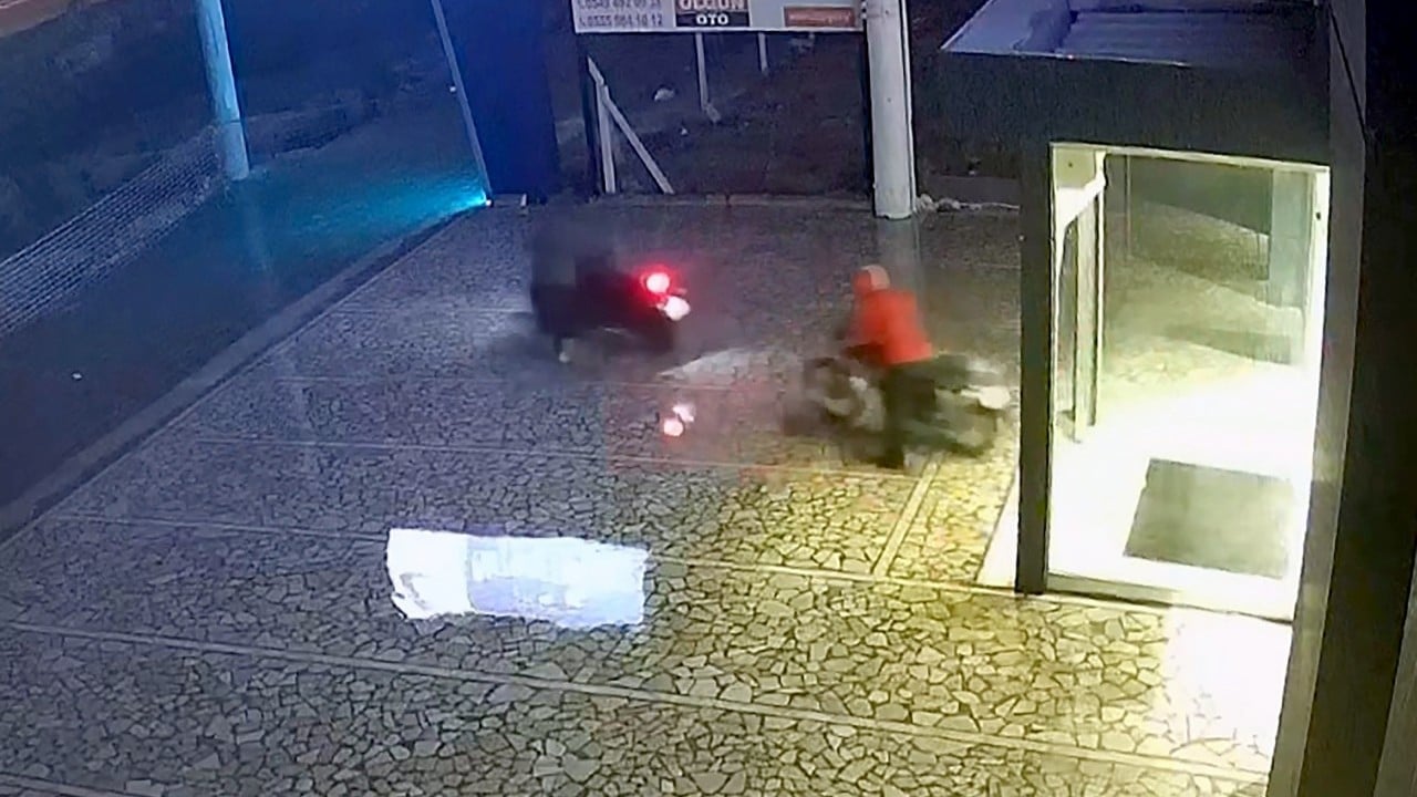 Foto - Çocuk çete galeriyi talan etti! Kepengi aralayıp içeri girdiler: 1 dakikada 4 motosikleti çaldılar