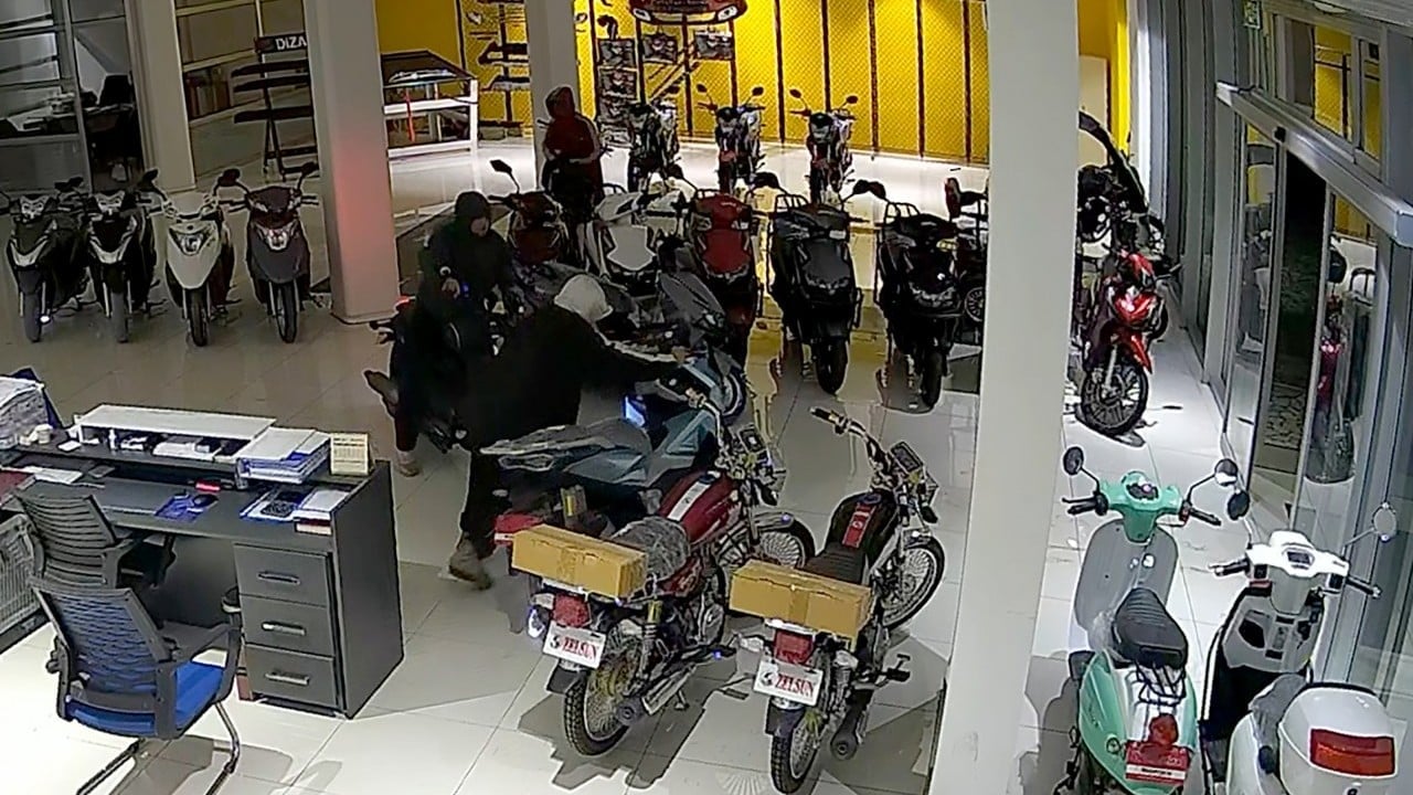 Foto - Çocuk çete galeriyi talan etti! Kepengi aralayıp içeri girdiler: 1 dakikada 4 motosikleti çaldılar