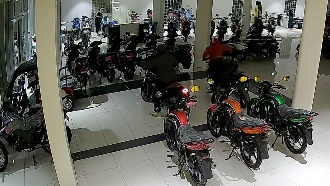 Foto - Çocuk çete galeriyi talan etti! Kepengi aralayıp içeri girdiler: 1 dakikada 4 motosikleti çaldılar