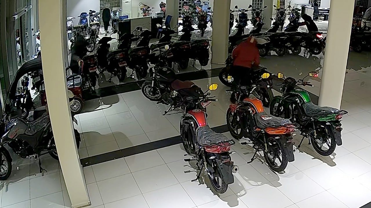 Foto - Çocuk çete galeriyi talan etti! Kepengi aralayıp içeri girdiler: 1 dakikada 4 motosikleti çaldılar