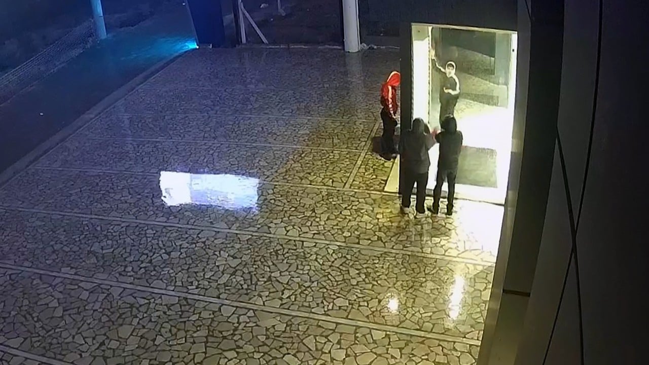 Foto - Çocuk çete galeriyi talan etti! Kepengi aralayıp içeri girdiler: 1 dakikada 4 motosikleti çaldılar