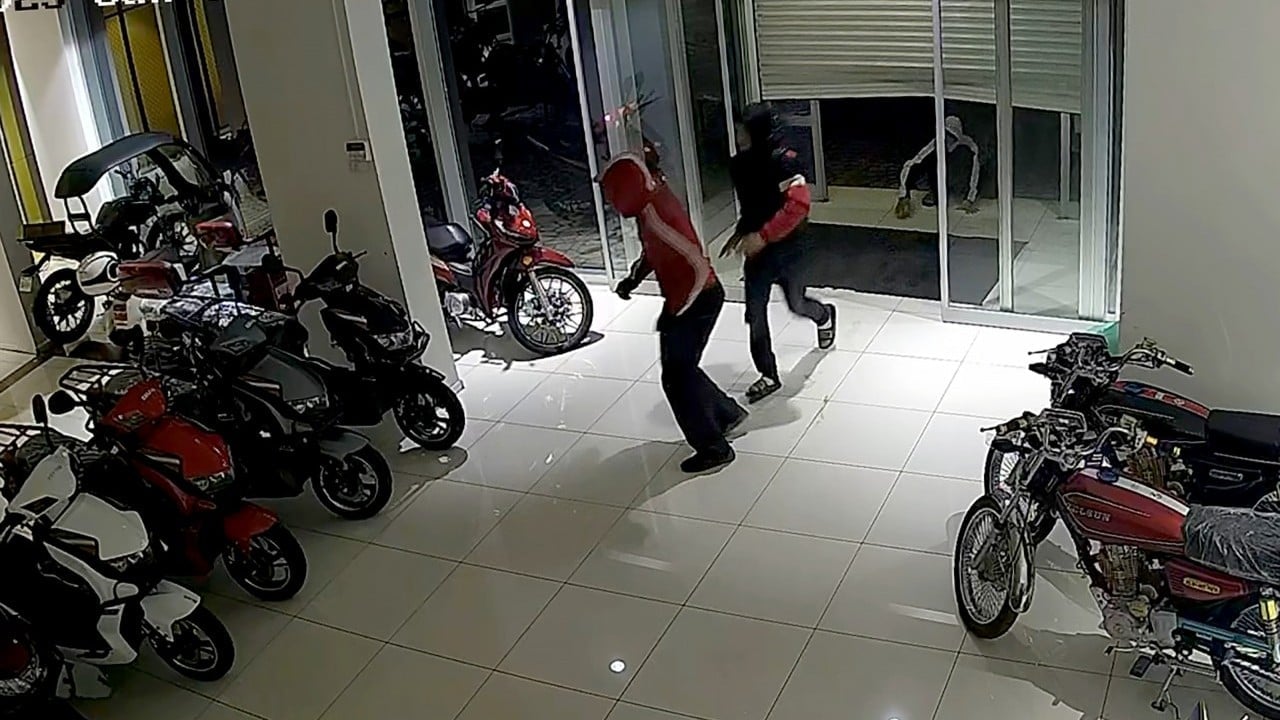 Çocuk çete galeriyi talan etti! Kepengi aralayıp içeri girdiler: 1 dakikada 4 motosikleti çaldılar