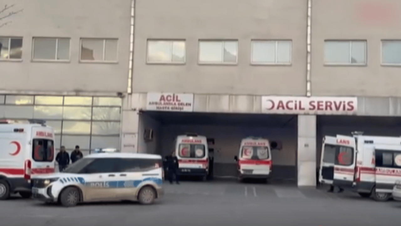 Foto - Sosyal medyadaki tartışma sokağa taştı! Bir kişi bıçaklandı!