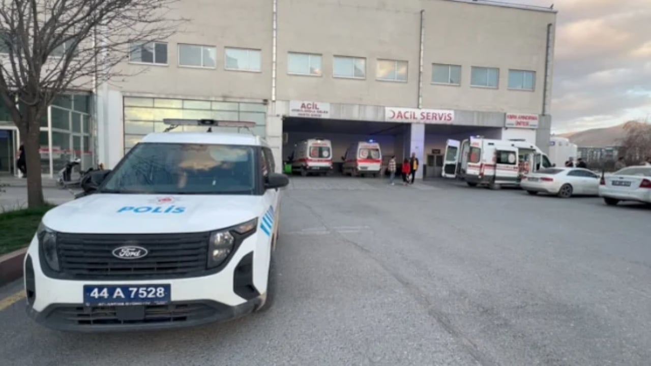 Foto - Sosyal medyadaki tartışma sokağa taştı! Bir kişi bıçaklandı!