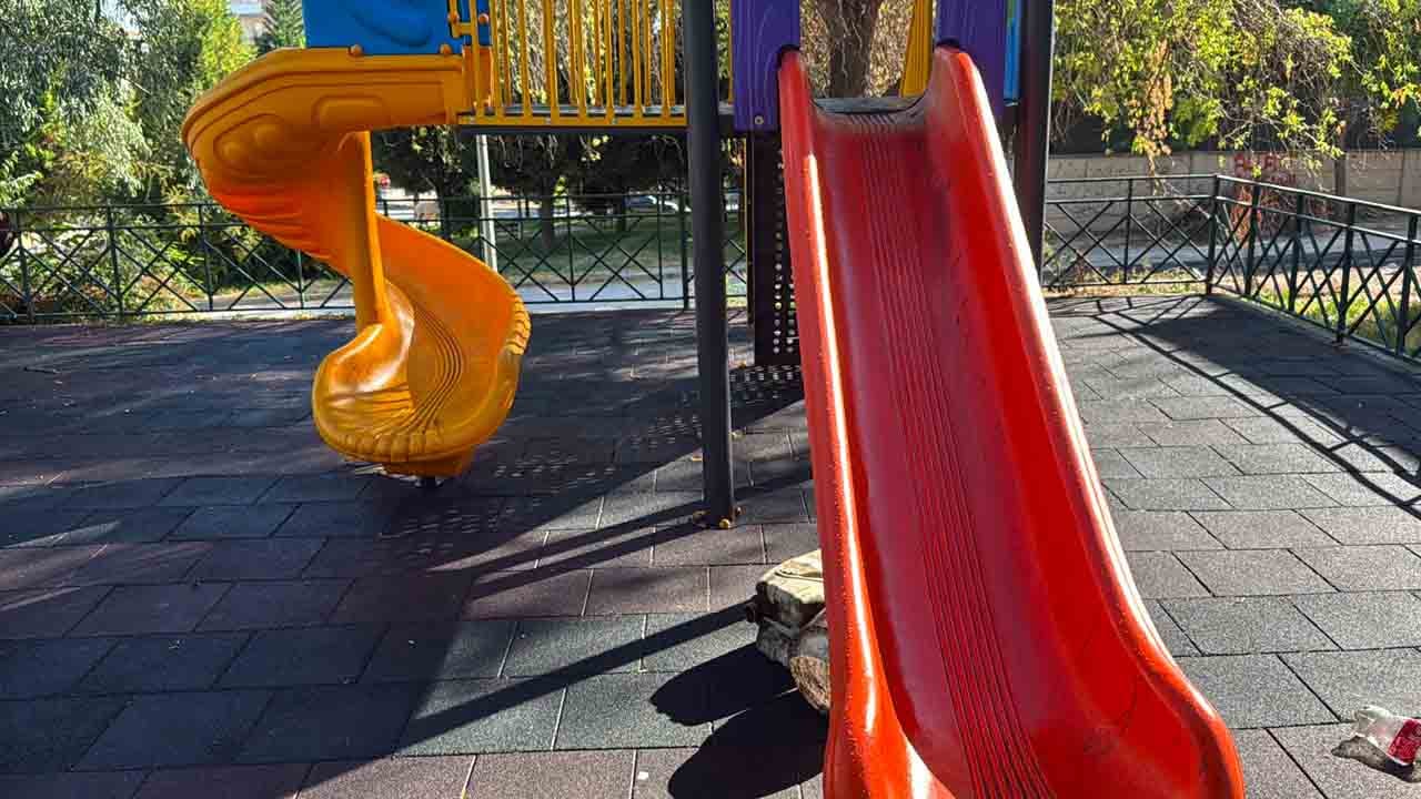 Foto - Çocuk parkında insanlık dışı sabotaj: Kaydıraklara yanık yağ döken vicdansızlar aranıyor